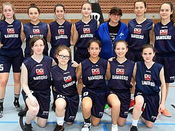 Mädchen-Team des Dientzenhofer-Gymnasiums mit (hinten, v. l.) Victoria Sheino, Leila Jafoui, Lea Mohr, Nora Hummel, Betreuerin Gaby Weckwerth, Anne Stollberger, Nikita Bergmann, (vorne, v. l.) Hannah Rossell, Marie Eulenburg, Sinja Sauer, Eva Tremel und Annika Nickl.