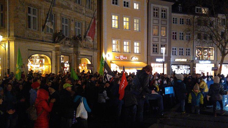 In Bamberg haben am Donnerstagabend rund 200 Menschen am Gabelmann demonstriert. Die Bamberger FDP distanzierte sich von der Wahl ihres Partei-Kollegens aus Thüringen. Foto: Robert Wagner