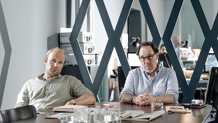 Meixner (Thomas Loibl, rechts) und sein Mitarbeiter Gert (Christoph P&uuml;tthoff) wollen eine spannende Story aus dem Vermisstenfall machen.