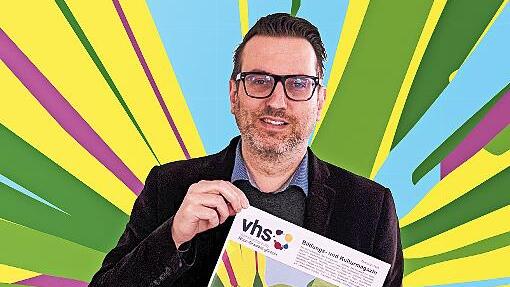 Das neue Heft der VHS Rh&ouml;n-Grabfeld f&uuml;r das zweite Quartal informiert &uuml;ber ausgew&auml;hlte Kurse in Rh&ouml;n und Grabfeld sowie im &ouml;stlichen Landkreis Bad Kissingen. Hier im Bild Florian Schmitt, Leiter der VHS Rh&ouml;n-Grabfeld gGmbH.