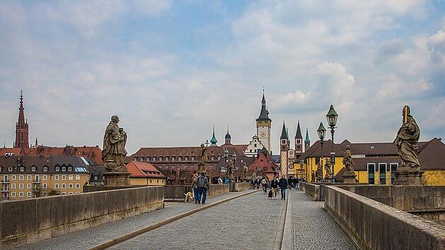 In der N&auml;he der Alten Mainbr&uuml;cke in W&uuml;rzburg findet das Weindorf 2026 statt.