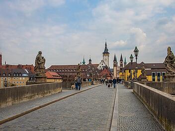 In der N&auml;he der Alten Mainbr&uuml;cke in W&uuml;rzburg findet das Weindorf 2026 statt.