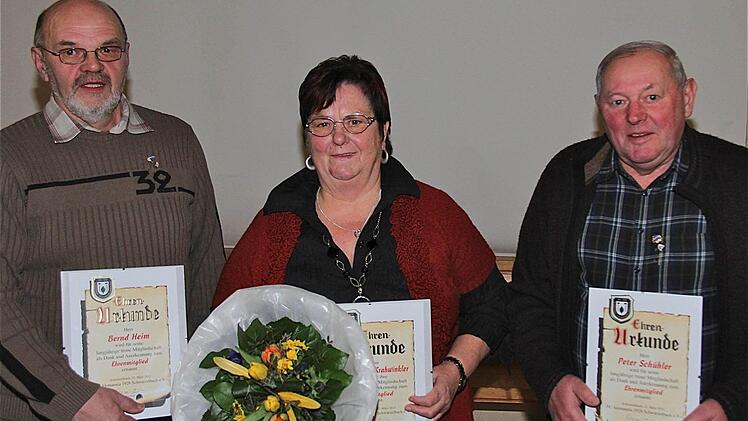 Bernd Heim (von links), Hildegunde Krahwinkler und Peter Schühler wurden zu Ehrenmitgliedern der Alemannen ernannt.