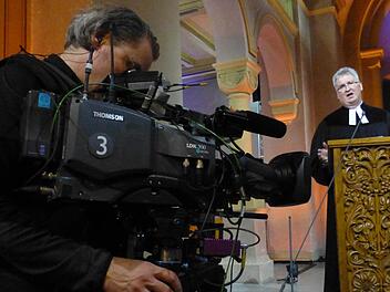 Pfarrer Wolfgang Ott am Sonntagmorgen im Gottesdienst der Erlöserkirche in Bad Kissingen: Seine Predigt und der gesamte Gottesdienst wurden vom ZDF live übertragen. Es war für die Beteiligten und die Gottesdienstbesucher ein sehr beeindruckendes Erlebnis. Foto: Gerhild Ahnert