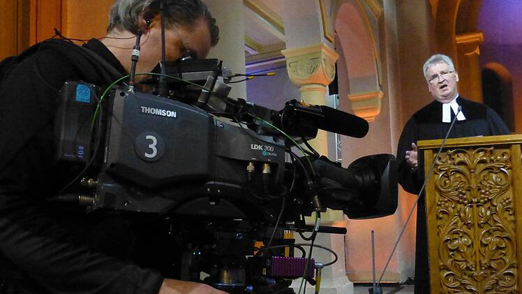 Pfarrer Wolfgang Ott am Sonntagmorgen im Gottesdienst der Erlöserkirche in Bad Kissingen: Seine Predigt und der gesamte Gottesdienst wurden vom ZDF live übertragen. Es war für die Beteiligten und die Gottesdienstbesucher ein sehr beeindruckendes Erlebnis. Foto: Gerhild Ahnert