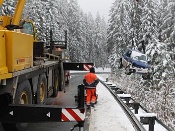 Mit einem Spezialkran wurde der blaue Pajero,der Silvester verunglückte, aus den Bäumen gehievt. Foto: Michael Wunder