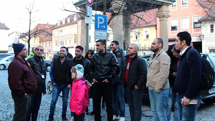 Informationen gab es für die neuen Höchstadter Mitbürger natürlich auch am Marktbrunnen. Foto: Johanna Blum