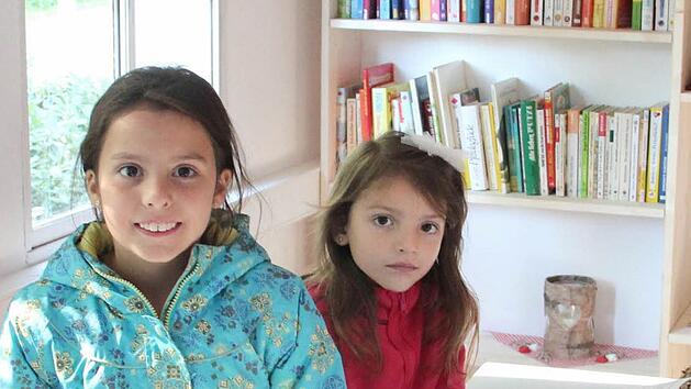 Der F&ouml;rderkreis Ahorn verf&uuml;gt &uuml;ber einen sogenannten Lesewagen. Neben nahezu 800 B&uuml;chern ist er mit Video- und Audiom&ouml;glichkeiten ausgestattet. Foto: Manfred Seemann