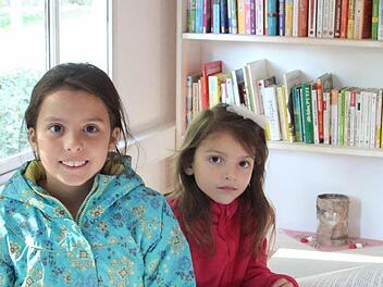 Der F&ouml;rderkreis Ahorn verf&uuml;gt &uuml;ber einen sogenannten Lesewagen. Neben nahezu 800 B&uuml;chern ist er mit Video- und Audiom&ouml;glichkeiten ausgestattet. Foto: Manfred Seemann