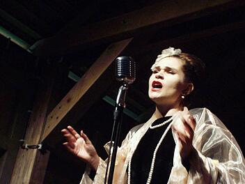 In "Der Blues der Lady" lässt Schauspielerin Dany Hertje die Lebensgeschichte der legendären US-Jazzsängerin Billie Holiday lebendig werden.  Foto: Gerda Völk