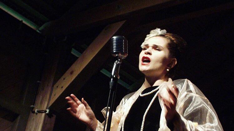 In "Der Blues der Lady" lässt Schauspielerin Dany Hertje die Lebensgeschichte der legendären US-Jazzsängerin Billie Holiday lebendig werden.  Foto: Gerda Völk