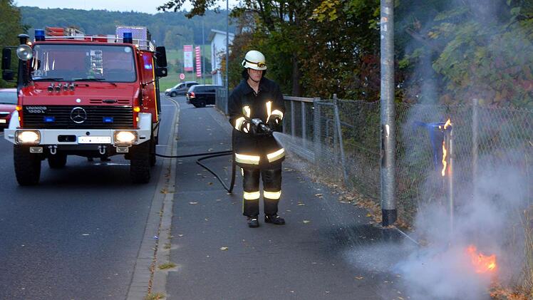 Brand eines Altkleider-Containers in Garitz.  Foto: Peter Rauch