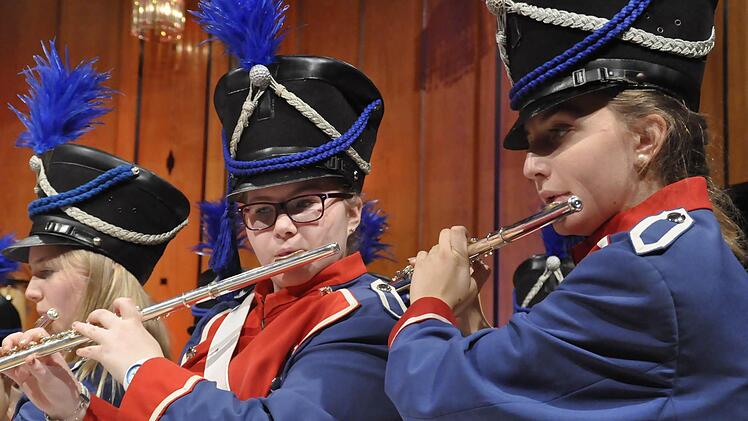 Sie sehen in ihren Uniform von 1812 nicht nur gut aus, sondern machen auch hervorragende Musik - die Jugendlichen des Jugendmusikkorps der Stadt Bad Kissingen. Foto: Peter Klopf