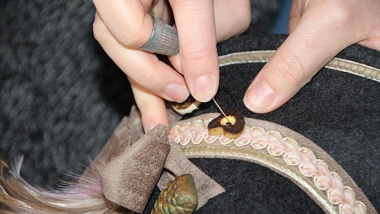 ... an aufwendigen Hüten arbeitet sie manchmal einen ganzen Tag. Foto: Ulrike Müller