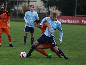 Im Hinspiel wurde Alexander Kapp vom TSV Ebermannstadt (r.) gegen Heroldsbach permanent in Zweikämpfe verwickelt, wie hier von Stefan Schleicher. Am Ende setzte sich die SpVgg knapp mit 1:0 durch, am Sonntag kommt es zum Rückspiel in Ebermannstadt. Foto: Uwe Kellner/Archiv