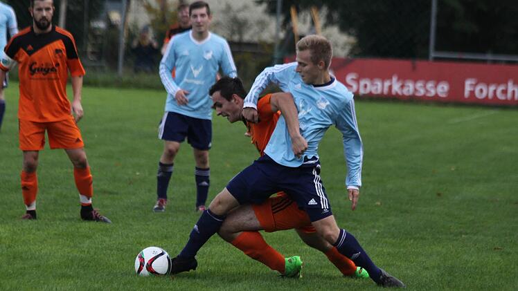 Im Hinspiel wurde Alexander Kapp vom TSV Ebermannstadt (r.) gegen Heroldsbach permanent in Zweikämpfe verwickelt, wie hier von Stefan Schleicher. Am Ende setzte sich die SpVgg knapp mit 1:0 durch, am Sonntag kommt es zum Rückspiel in Ebermannstadt. Foto: Uwe Kellner/Archiv