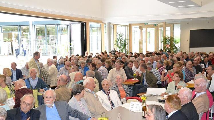 Die neu gestaltete Pausenhalle war bis auf den letzten Platz besetzt. Foto: Uschi Prawitz