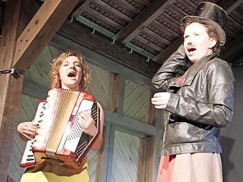 Viola Robakowski (re.) und Ninette Hofmann bereiteten den Zuhörern einen unterhaltsamen Abend. Foto: Völk