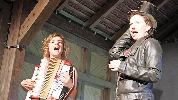 Viola Robakowski (re.) und Ninette Hofmann bereiteten den Zuhörern einen unterhaltsamen Abend. Foto: Völk