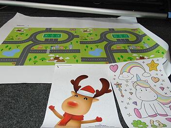 Ein Aufkleber für Tische kann zum Rennbahnspielen verwendet werden. Foto: Petra Malbrich