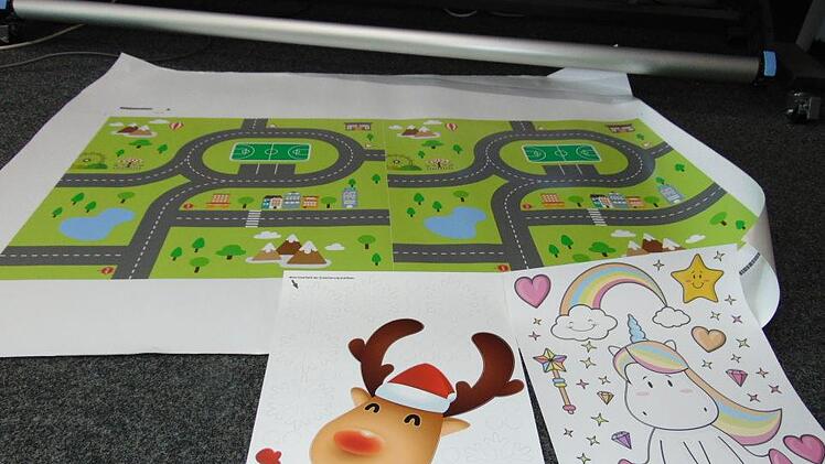 Ein Aufkleber für Tische kann zum Rennbahnspielen verwendet werden. Foto: Petra Malbrich