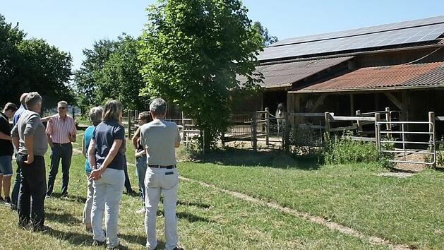 Die Ortsbegehung f&uuml;hrte die Teilnehmer &uuml;ber den Bio-Hof von Hermann Sch&auml;fer. Hier befindet sich eine B&uuml;rgersolarstrom-Anlage, die sich ab jetzt laut Rainer Konradi in der "Gewinnzone" befindet.