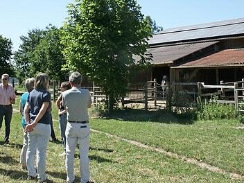 Die Ortsbegehung führte die Teilnehmer über den Bio-Hof von Hermann Schäfer. Hier befindet sich eine Bürgersolarstrom-Anlage, die sich ab jetzt laut Rainer Konradi in der "Gewinnzone" befindet.