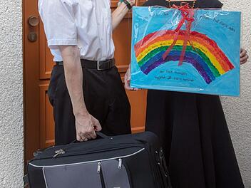 Die Koffer stehen bereit und die ersten Abschiedsgeschenke sind schon eingetroffen. Sobald das neue Heim bezugsfertig ist, wechseln Birgit und Roland Höhr nach Herrieden.  Foto: Klaus Gagel