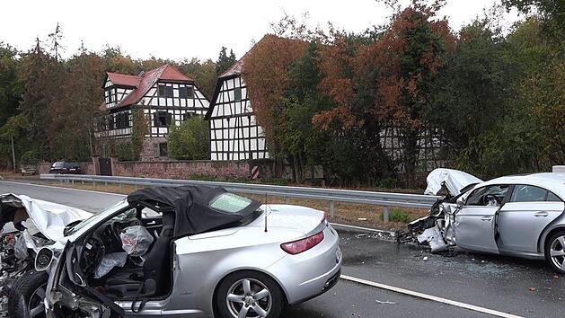 Mörfelden: Zwei beschädigte Autos stehen nach einem Unfall auf der Bundesstraße 44. Bei dem Zusammenstoß kam eine Frau ums Leben. Foto: Alexander Keutz/Einsatzreport Südhessen/dpa
