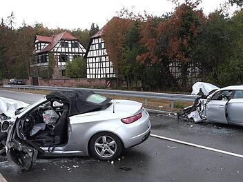 Mörfelden: Zwei beschädigte Autos stehen nach einem Unfall auf der Bundesstraße 44. Bei dem Zusammenstoß kam eine Frau ums Leben. Foto: Alexander Keutz/Einsatzreport Südhessen/dpa