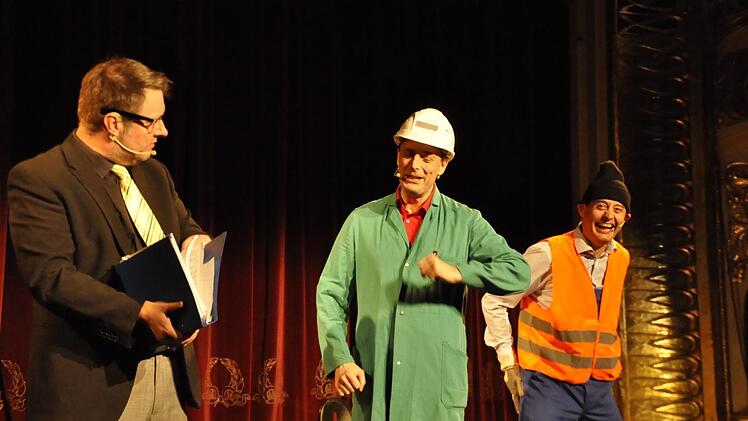 Michael A. Tomis, Florian Hoffmann und Georg Koeniger (von links) entsorgen im "Wertstoffhof" die Werte der Gesellschaft. Foto: Peter Klopf