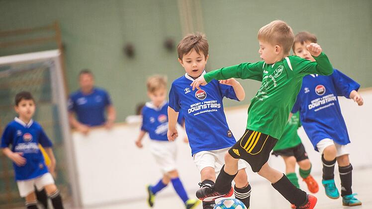 Szene aus dem Einlagespiel zwischen den G-Junioren des VfB Kulmbach (blaue Trikots) und des VfR Katschenreuth (grün). Foto: Alexander Muck