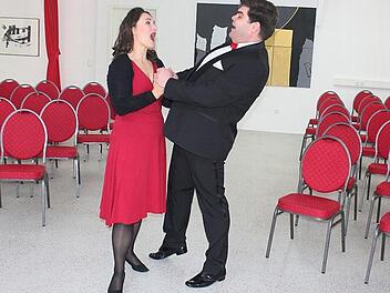 Jetzt fehlen nur noch die Gäste: Am Karsamstag eröffnen Cornelia Schmid und Christian Kaltenhäußer ihr Theater und Gesangsstudio "Tausendkunst". Fotos: Bernhard Panzer