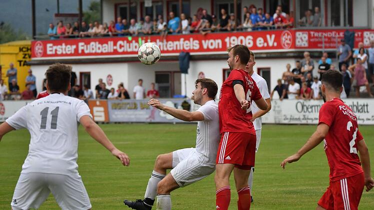 Sturmlauf in der Schlussphase bei den Lichtenfelsern. Hier nimmt Maximilian Pfadenhauer den Ball an, um ihn an seinen Mitspieler Dennis Schunke (Nr. 11) zu passen. Foto: Gunther Czepera