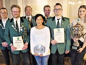Die erfolgreichen Schützen (von links): Jonas Schülner, Helge Schneider, Vorsitzender Frank Oberkofler, Daniela Eisenbeiß, Schützenmeister Michel Dyckerhoff, Michael Morand und Laura Wachter
