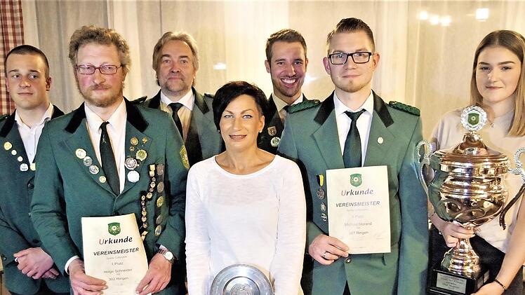 Die erfolgreichen Schützen (von links): Jonas Schülner, Helge Schneider, Vorsitzender Frank Oberkofler, Daniela Eisenbeiß, Schützenmeister Michel Dyckerhoff, Michael Morand und Laura Wachter
