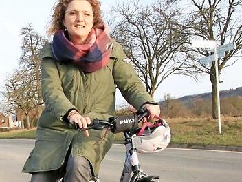Die Strecke zwischen Gaiganz und Effeltrich ist zwar als Radweg ausgewiesen, doch müssen die Radler auf der Straße fahren. "Für meine sechsjährige Tochter viel zu gefährlich" findet Steffi Brechelmacher.  Foto: JH