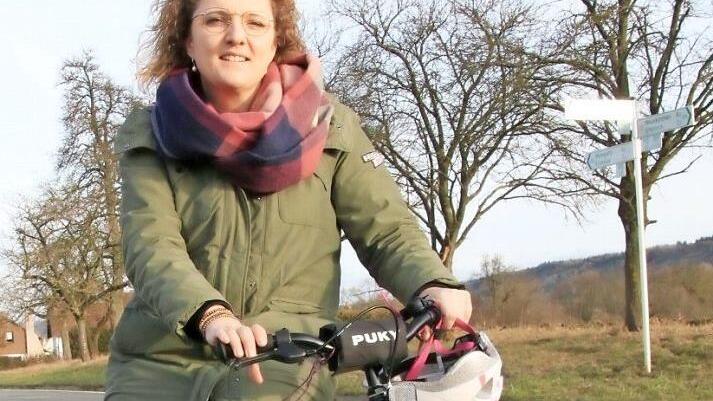 Die Strecke zwischen Gaiganz und Effeltrich ist zwar als Radweg ausgewiesen, doch müssen die Radler auf der Straße fahren. "Für meine sechsjährige Tochter viel zu gefährlich" findet Steffi Brechelmacher.  Foto: JH