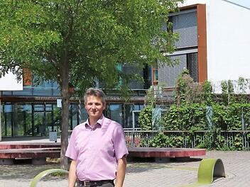 Im Pausenhof seiner neuen Arbeitsstelle fühlt Markus Ott sich jetzt schon wohl. Foto: Johanna Blum