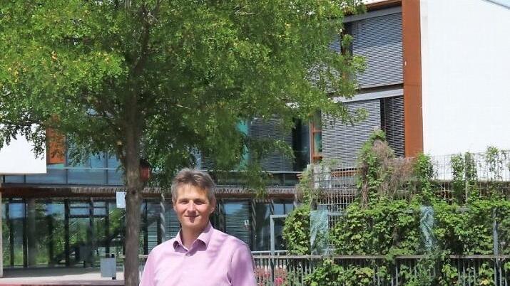 Im Pausenhof seiner neuen Arbeitsstelle fühlt Markus Ott sich jetzt schon wohl. Foto: Johanna Blum