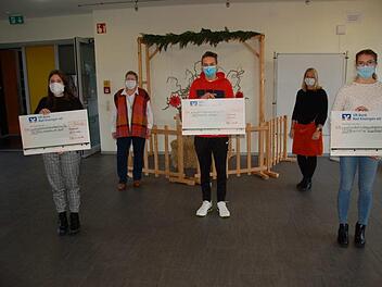 Mit symbolischen Schecks in Höhe von je 967 Euro unterstützten die "eifrigste Spendensammlerin" Angelina Chaladyn, Rektorin Ulrike Freifrau von und zu der Tann, der "stärkste Läufer" Leon Schmitt, Sportbeauftragte Jessica Gabold und die "stärkste Läuferin" Leonie Schmitt regionale Hilfsprojekte.  Foto: Manfred Mellenthin