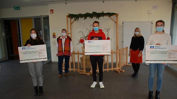 Mit symbolischen Schecks in Höhe von je 967 Euro unterstützten die "eifrigste Spendensammlerin" Angelina Chaladyn, Rektorin Ulrike Freifrau von und zu der Tann, der "stärkste Läufer" Leon Schmitt, Sportbeauftragte Jessica Gabold und die "stärkste Läuferin" Leonie Schmitt regionale Hilfsprojekte.  Foto: Manfred Mellenthin