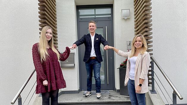 Selina Fr&ouml;hlich (Abteilungsleiterin Technische Kundenbetreuung, von links), Gesch&auml;ftsf&uuml;hrer Steffen Berger und, Mara Adler haben sich auf der Jobmesse Bad Kissingen kennengelernt. Foto: ZMI GmbH