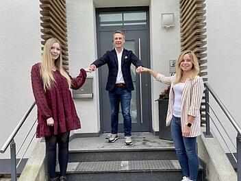 Selina Fröhlich (Abteilungsleiterin Technische Kundenbetreuung, von links), Geschäftsführer Steffen Berger und, Mara Adler haben sich auf der Jobmesse Bad Kissingen kennengelernt. Foto: ZMI GmbH
