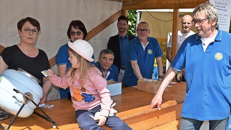 Gl&uuml;cksfee Hanna zieht die Lose, aufmerksam verfolgt vom Vorsitzenden der Werbegemeinschaft, Alfred Kalis (rechts), sowie Mitgliedern des Vorstands.