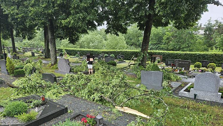 Marktrodach von Unwetter gebeutelt - verwüstete Friedhöfe, umgestürzte Bäume, geschlossenes Freibad