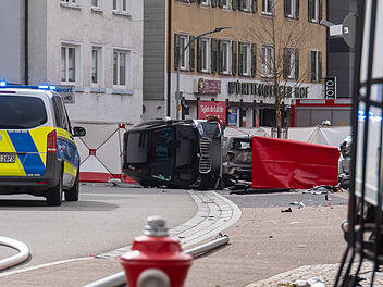 Lastwagen erfasst Mutter und Kind - beide sterben bei Unfall in Schramberg