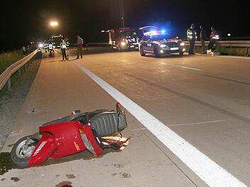 Der in der Nacht auf den 17. Juni 2013 auf der A 73 verunglückte Roller war nicht auf Autobahnen zugelassen. Der 84-jährige Fahrer starb bei diesem tragischen Unfall.  Foto: CT-Archiv