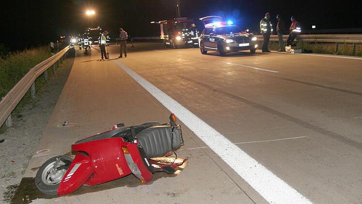 Der in der Nacht auf den 17. Juni 2013 auf der A 73 verunglückte Roller war nicht auf Autobahnen zugelassen. Der 84-jährige Fahrer starb bei diesem tragischen Unfall.  Foto: CT-Archiv