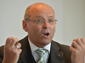 "Man muss alles auf den Prüfstand stellen...: IHK-Präsident Heribert Trunk plädiert für eine neue Qualität der Sachpolitik in Bamberg.   Fotos; Ronald Rinklef